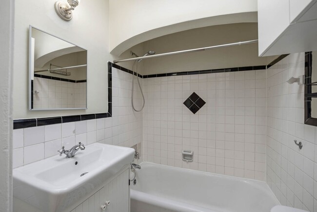 Building Photo - Capitol Hill Townhome | 3 Bed | 2 Bath | 1,350 Sf | Fenced-In Backyard