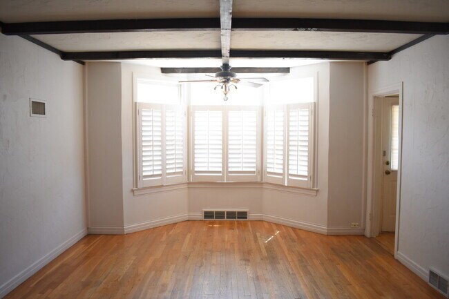 Building Photo - 2 Story Cute House Close to Campus! Lease Now for the 2026-2027 School Year! Available September ...