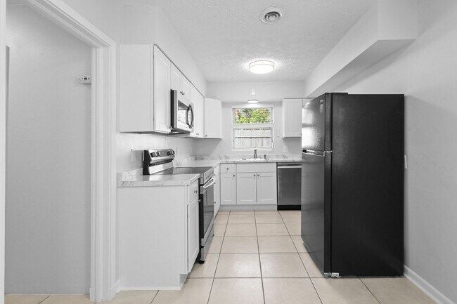 Building Photo - Beautifully maintained 2-bed/2-bath single-family residence is available for rent in one of West ...