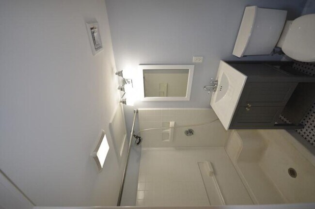 Building Photo - Spacious 2.5 Bed Now Available
