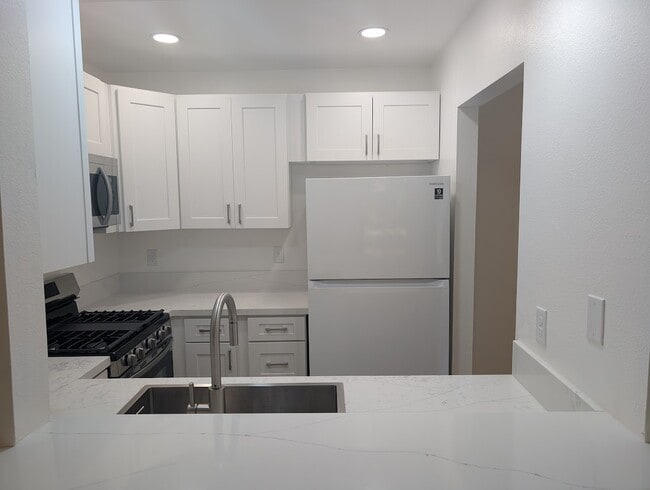 Building Photo - 24121 Del Monte Dr.