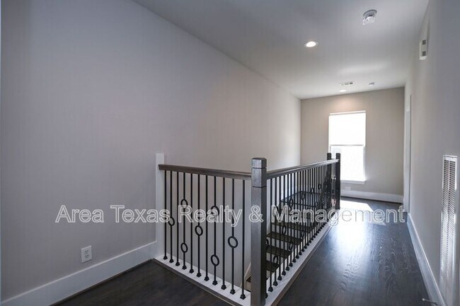 Building Photo - 2220 Portsmouth St