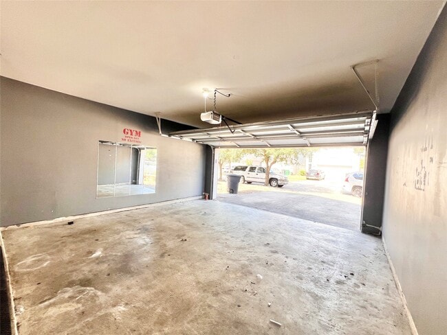 Building Photo - 815 Forest Ivy Ln