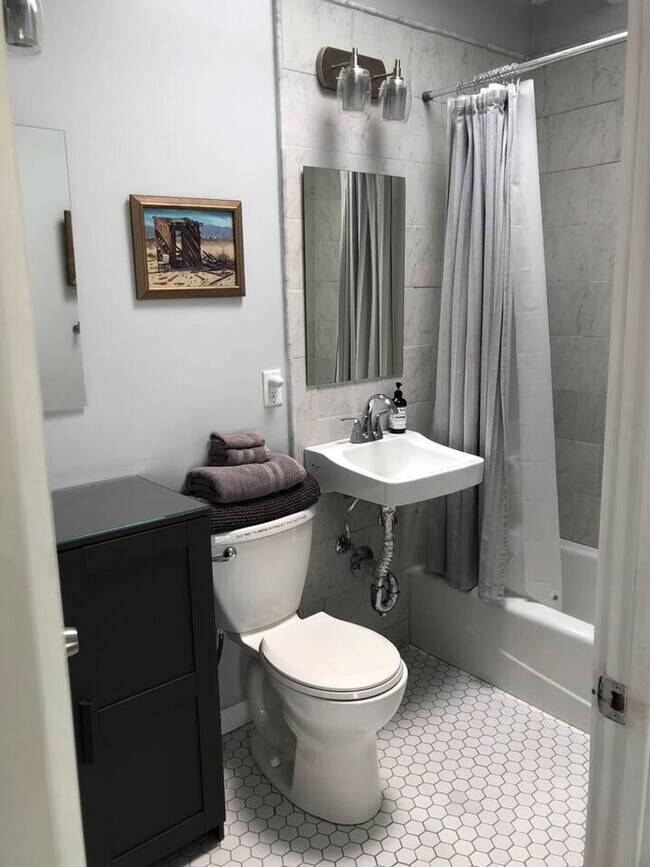 Building Photo - GORGEOUS 2 BED 2 BATH HOME WITH 1 BED 1 BA...