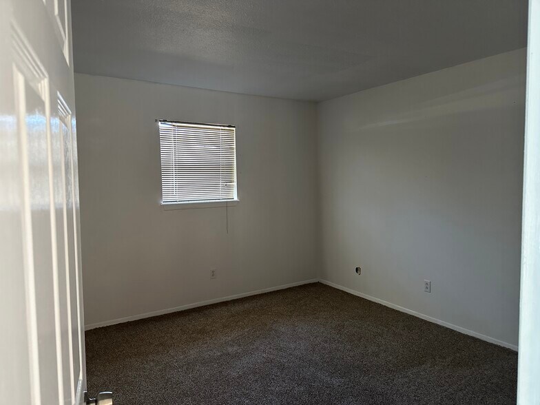 Building Photo - 1001 Cedardale Dr