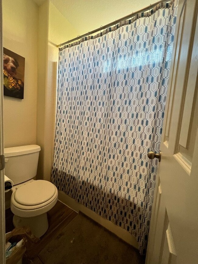 Building Photo - ABSOLUTELY AMAZING! Large 4 bedroom 2 stor...