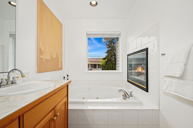 Building Photo - Updated Townhouse in Lynnwood-with Garage ...
