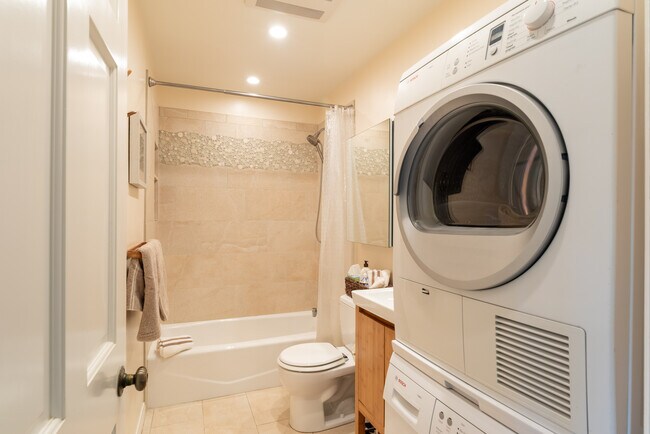 Building Photo - 8840 Villa La Jolla Dr