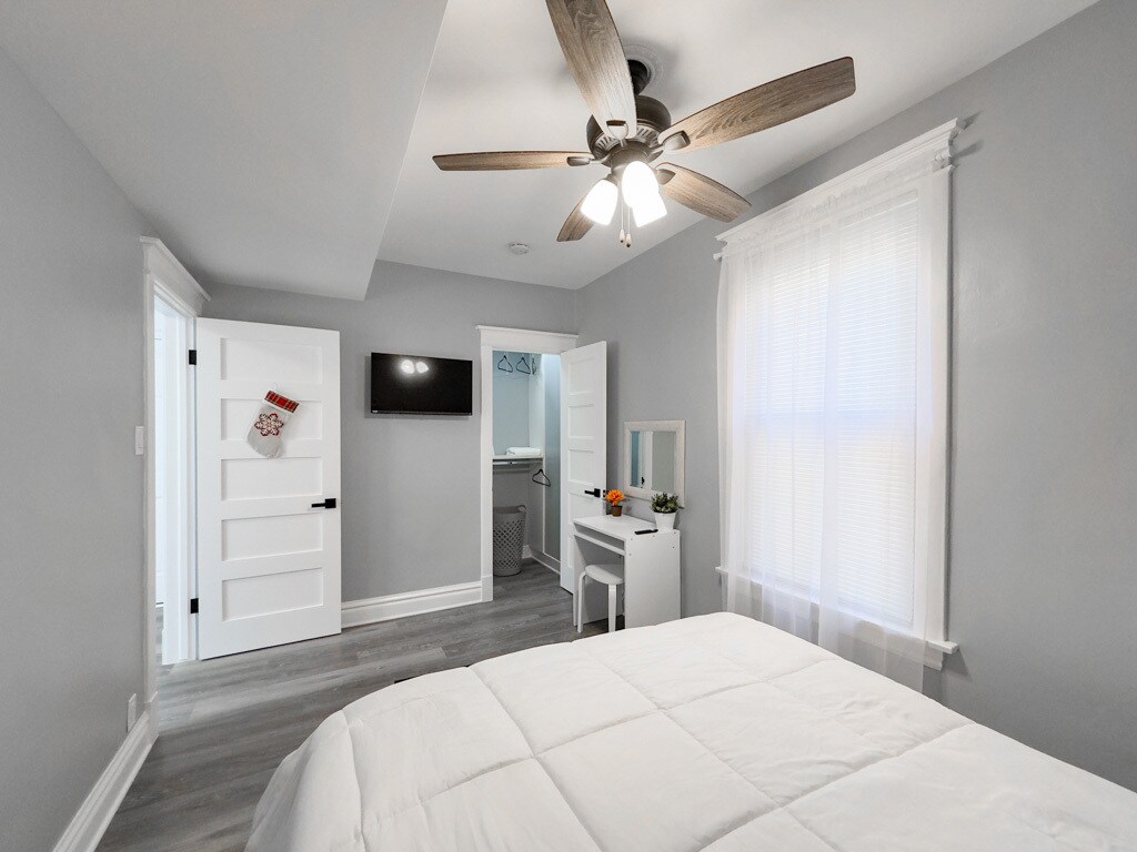 Building Photo - 2041 W 23rd St