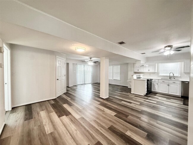 Building Photo - 307 Veselka Rd