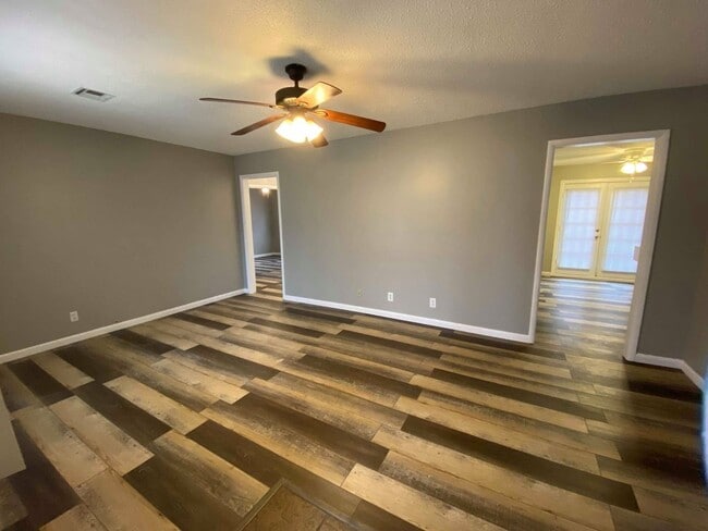 Building Photo - 3 Bedroom On West Side!