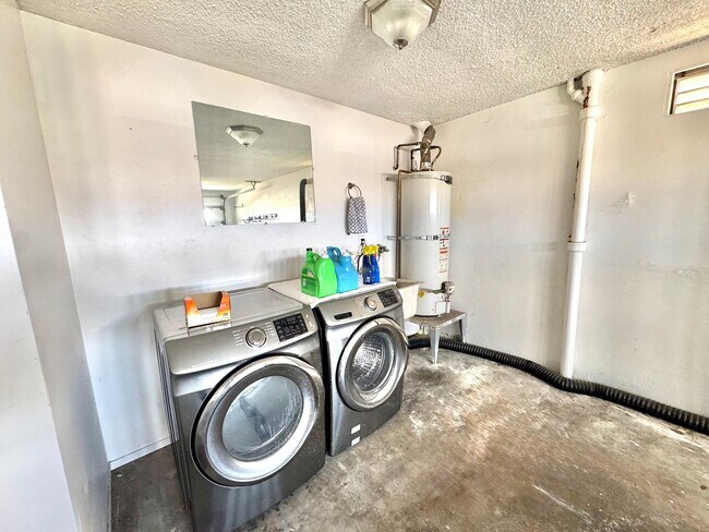 Building Photo - Huge Oak Park Home! 4bd/2.5ba house with incredible yard w/ VIEWS + spa, A/C, garage, W/D!