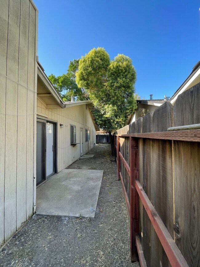 Building Photo - 616 W Yosemite Ave