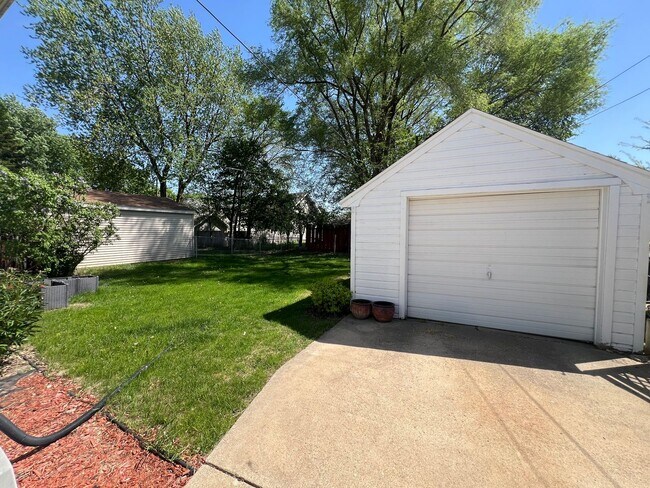 Building Photo - 2 Bed, 1 Bath Single-Family Home Close to ...