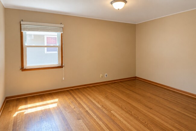 Building Photo - 501 S Swain Ave