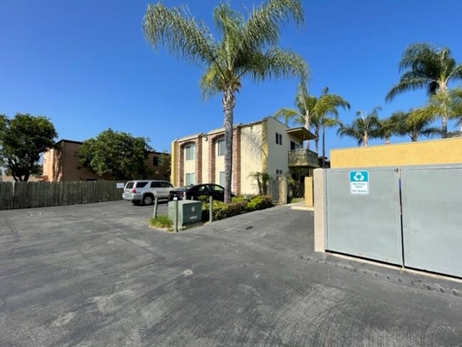 Building Photo - Remodeled 2 bed, 1-1/2 bath Gated Condo in...