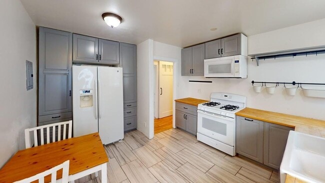 Building Photo - Remodeled | Private Side Yard