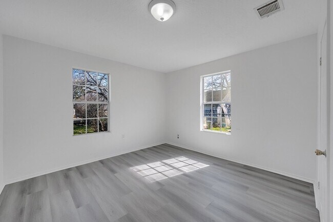 Building Photo - 214 N Hagerman St