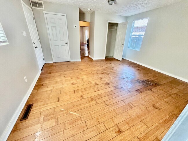 Building Photo - Beautiful Home In Kenwick with Potential 4th Bedroom!