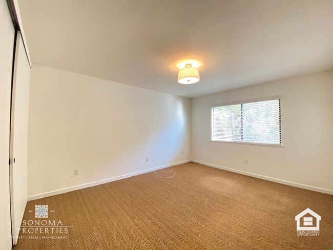 Building Photo - Ground Floor Condo on Sonoma's East Side