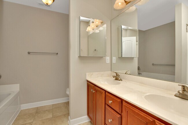 Building Photo - 1049 Warpers Ln