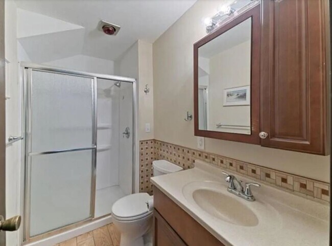 Building Photo - Spacious 3 bedroom home with a large Yard. Come see for yourself!