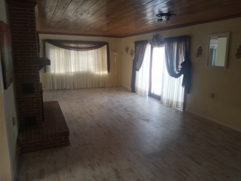 Building Photo - 320 E Oak St