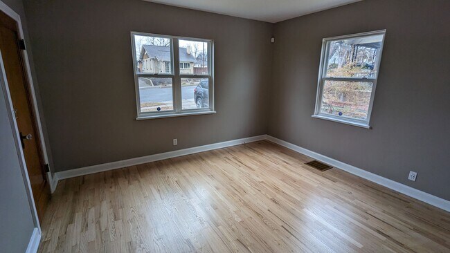 Building Photo - SUPER CUTE 2 or 3 BEDROOM HOME + GARAGE IN QUIET EDGEWATER NEIGHBORHOOD!