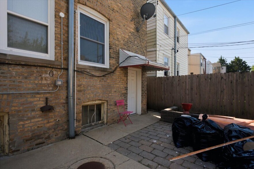 Building Photo - 5742 N Rockwell St