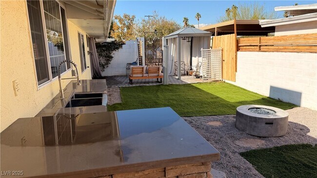 Building Photo - 1819 S Beverly Way