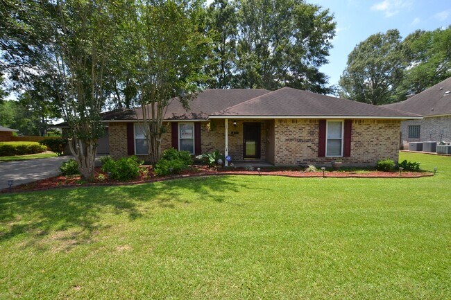 Building Photo - Zachary School District! 3 bedroom, 2 bath home in coveted Marita Terrace Subdivision