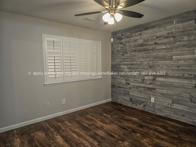 Building Photo - Exquisitely Updated Condo - Must See