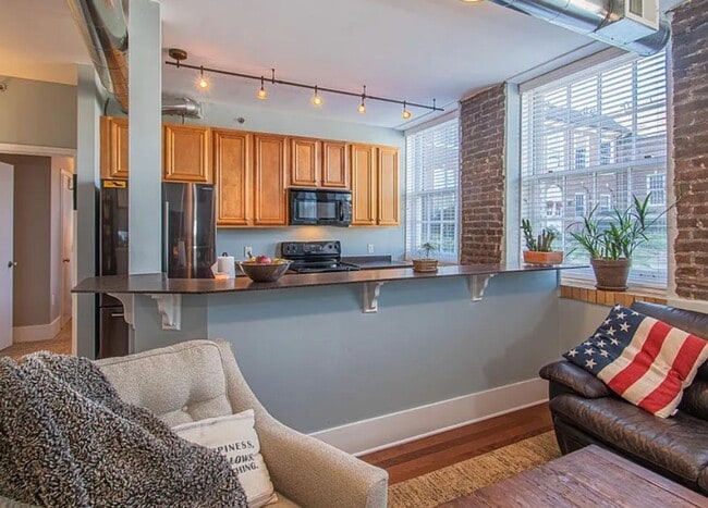 Building Photo - Knoxville 37917 - 1 bedroom 1 bath condo - call Howard Grower 865-705-0969