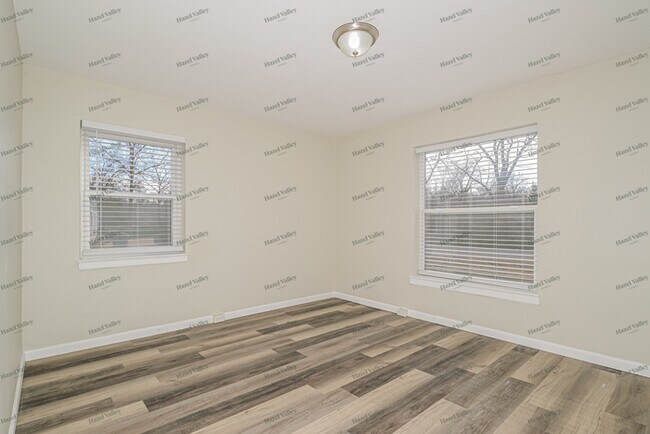 Building Photo - 1100 Mona Dr