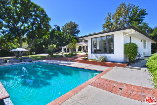 Building Photo - 4678 White Oak Ave