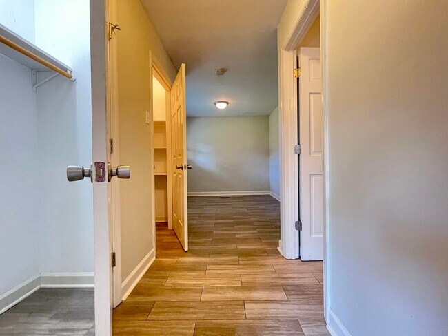 Building Photo - 223 Raintree Ln