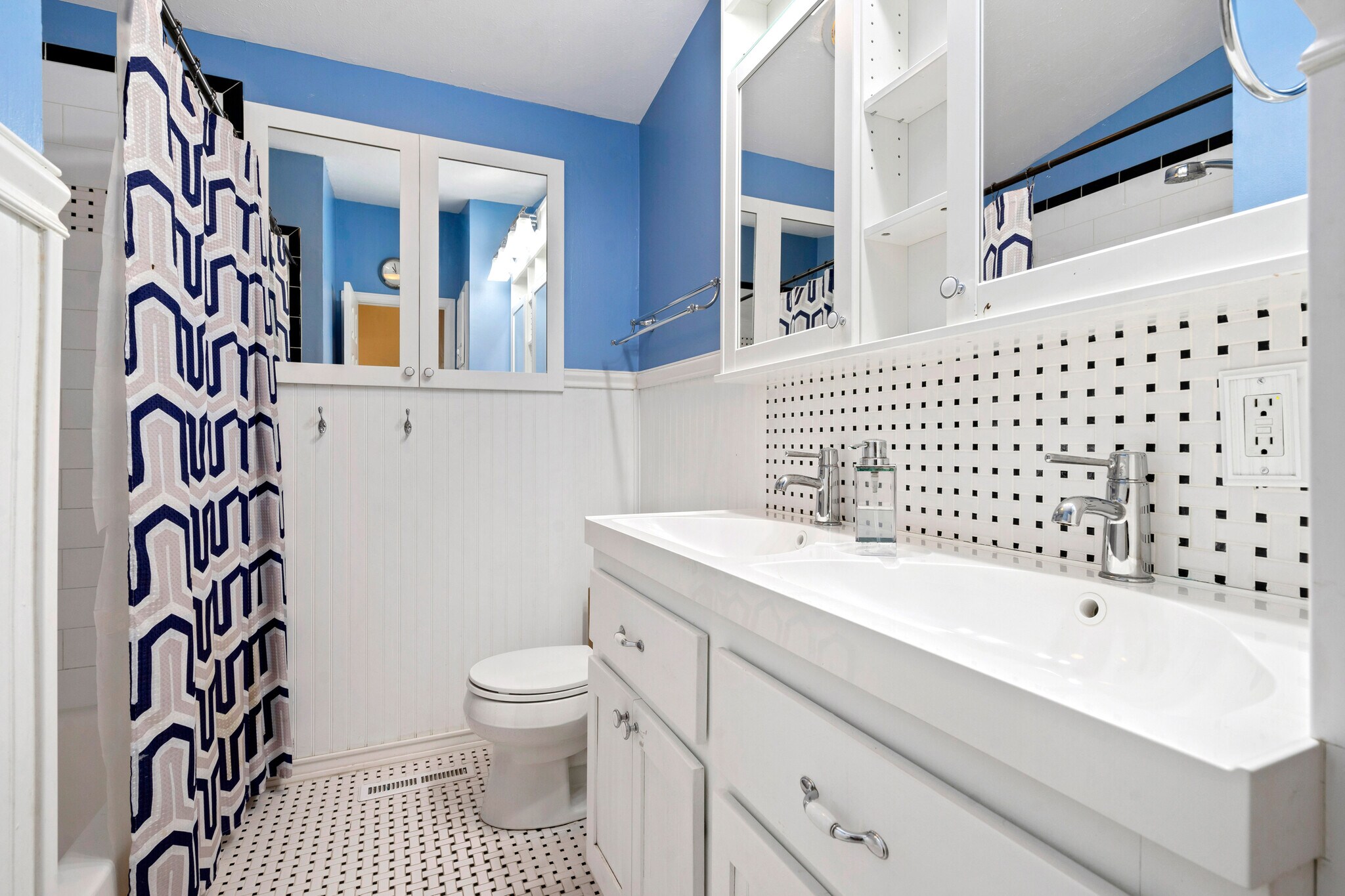 Building Photo - 1204 W 10th St