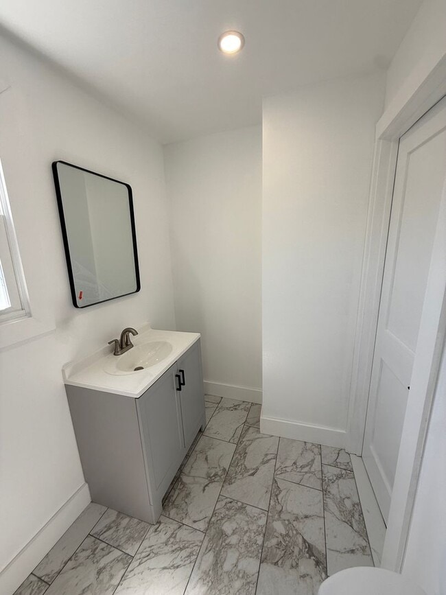 Building Photo - Charming 2-Bedroom Home in Port Richmond Available For Rent!