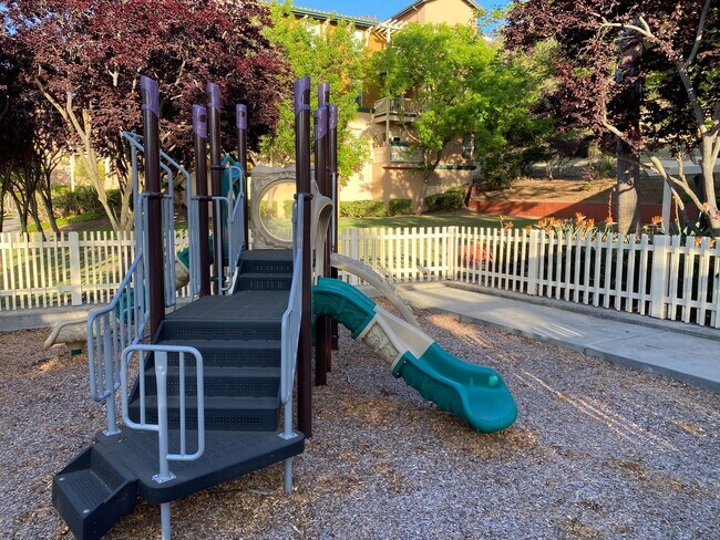 Building Photo - ALMADEN LAKE - Updated townhome with centr...