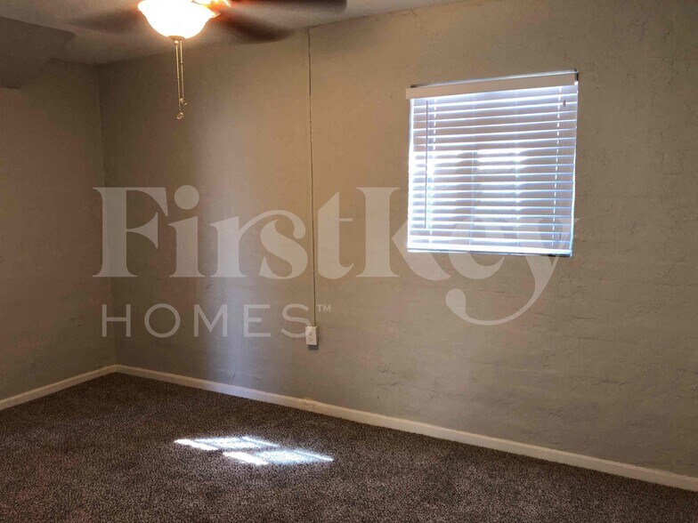 Building Photo - 1634 W Indian School Rd