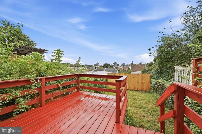 Building Photo - 586 Martin St