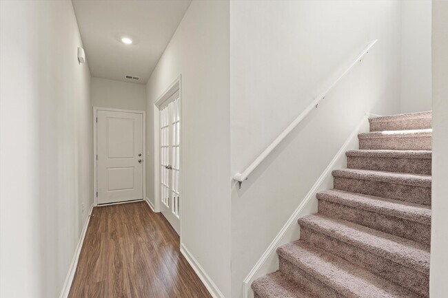 Building Photo - 4 Bedroom, 2.5 baths, with a 2 car garage located in Shell Point Farm.