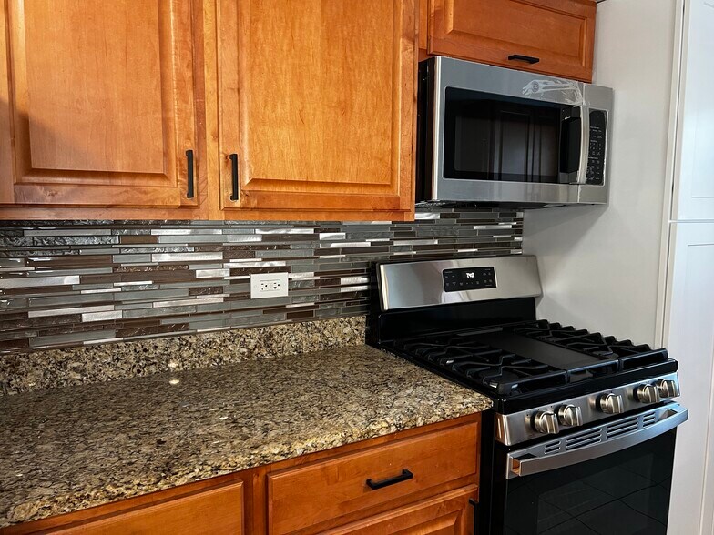 Building Photo - 1041 Cove Dr