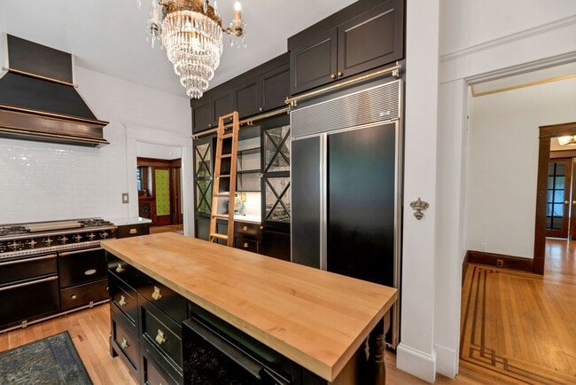 Building Photo - Big Charm in Madison Valley 4 bd 3 ba