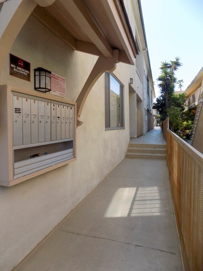 Building Photo - 932 10th St