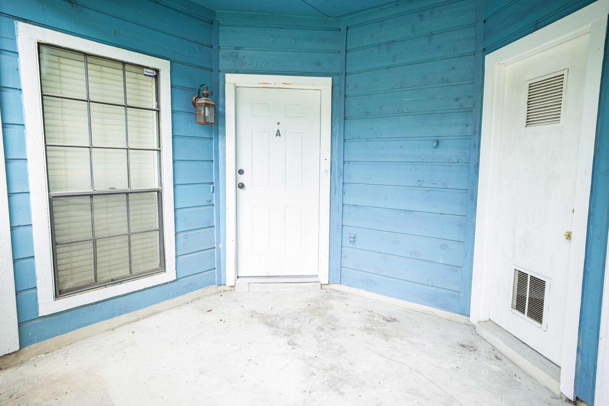 Covered front porch perfect for relaxing - 11609 April Dr
