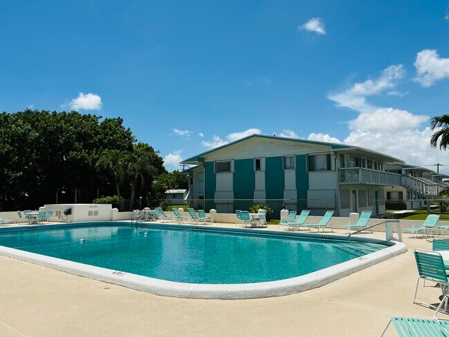 Building Photo - 2102 Lake Osborne Dr