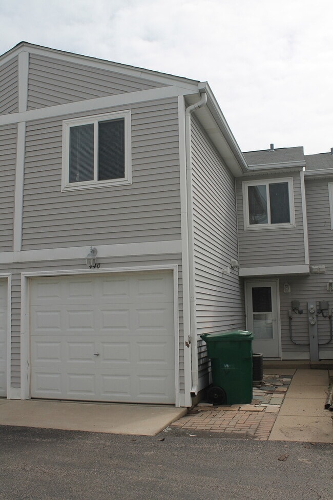 Building Photo - 440 Meadow Green Ln