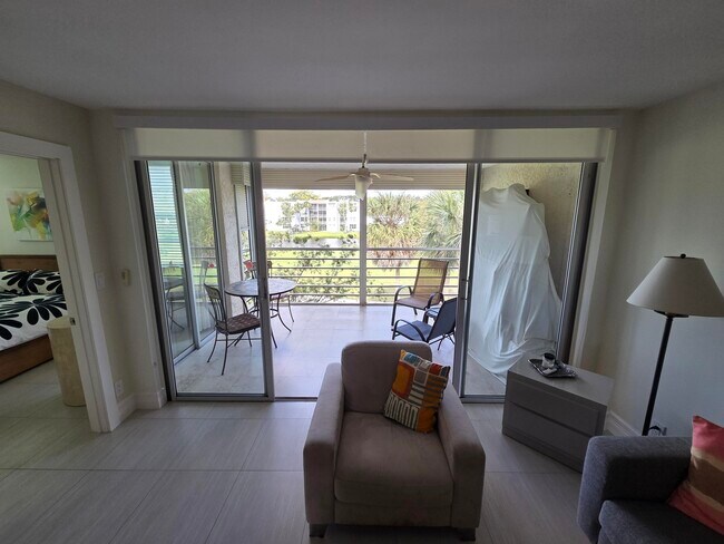 Building Photo - 1831 Sabal Palm Dr