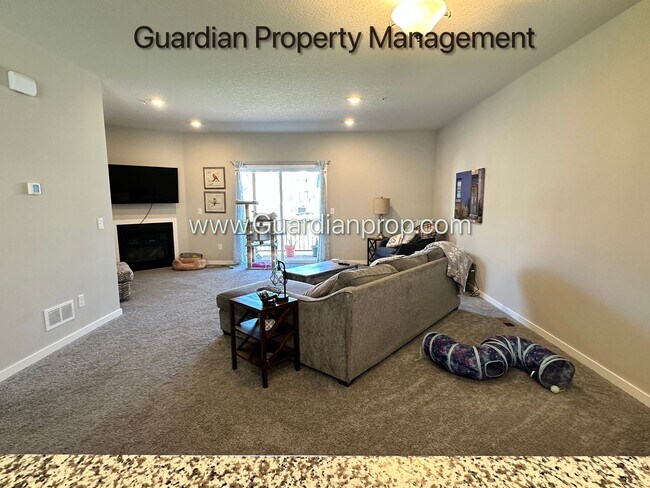 Building Photo - Champlin Town Home, Fireplace, 2 Car Garag...